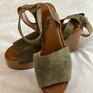Green plataforma sandals